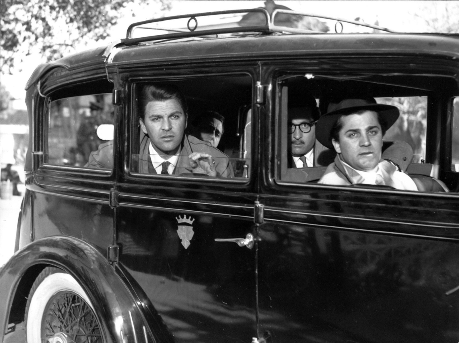 Кадр из фильма "Маменькины сынки"