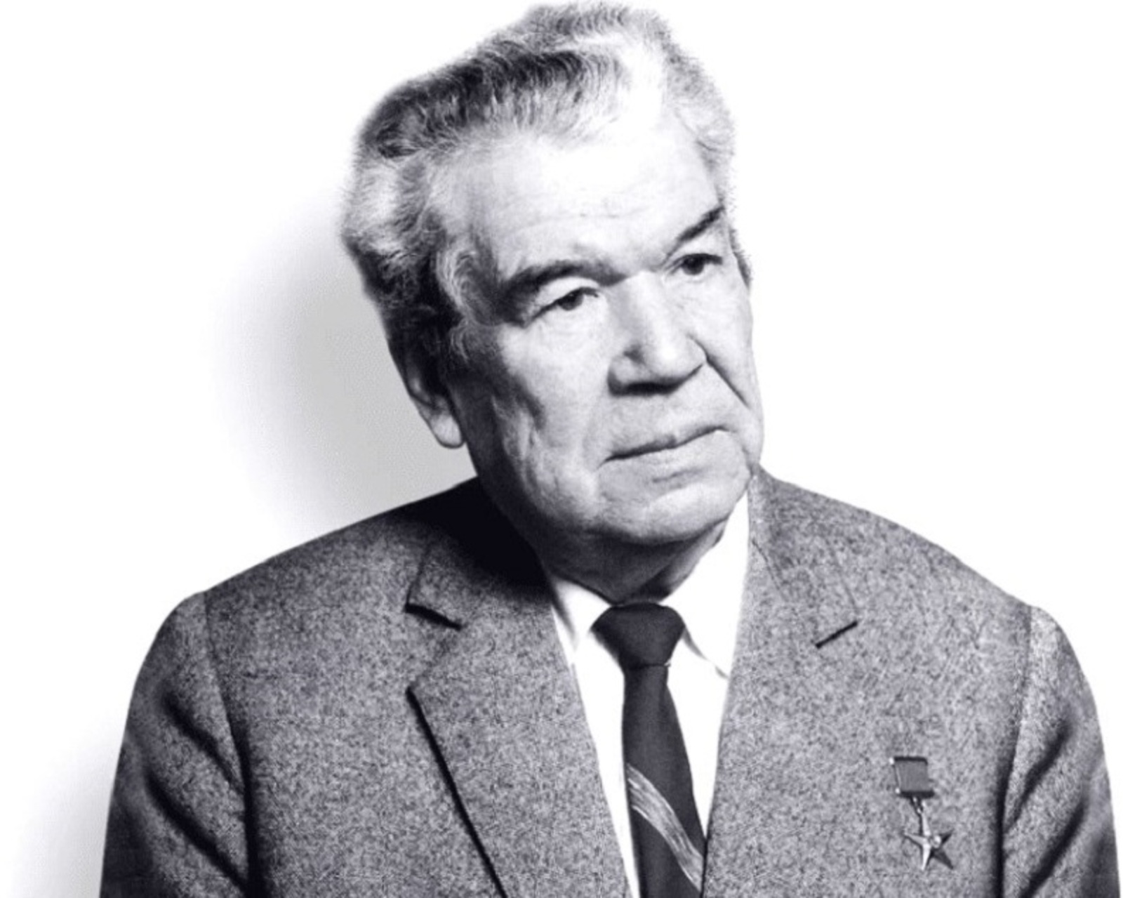 Мустай Карим (1919 - 2005) — башкирский поэт, писатель и драматург. Заслуженный деятель искусств РСФСР (1982), народный поэт Башкирской АССР (1963), лауреат Государственной премии СССР (1972), Государственной премии РСФСР им. К. С. Станиславского (1967), премии им. Салавата Юлаева (1967). Член Союза писателей СССР. Участник Великой Отечественной войны.