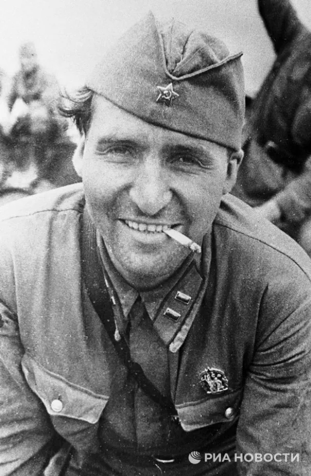 Константин Михайлович Симонов  (1915-1979) — русский советский прозаик, поэт, драматург, киносценарист, общественный деятель, журналист и военный корреспондент.