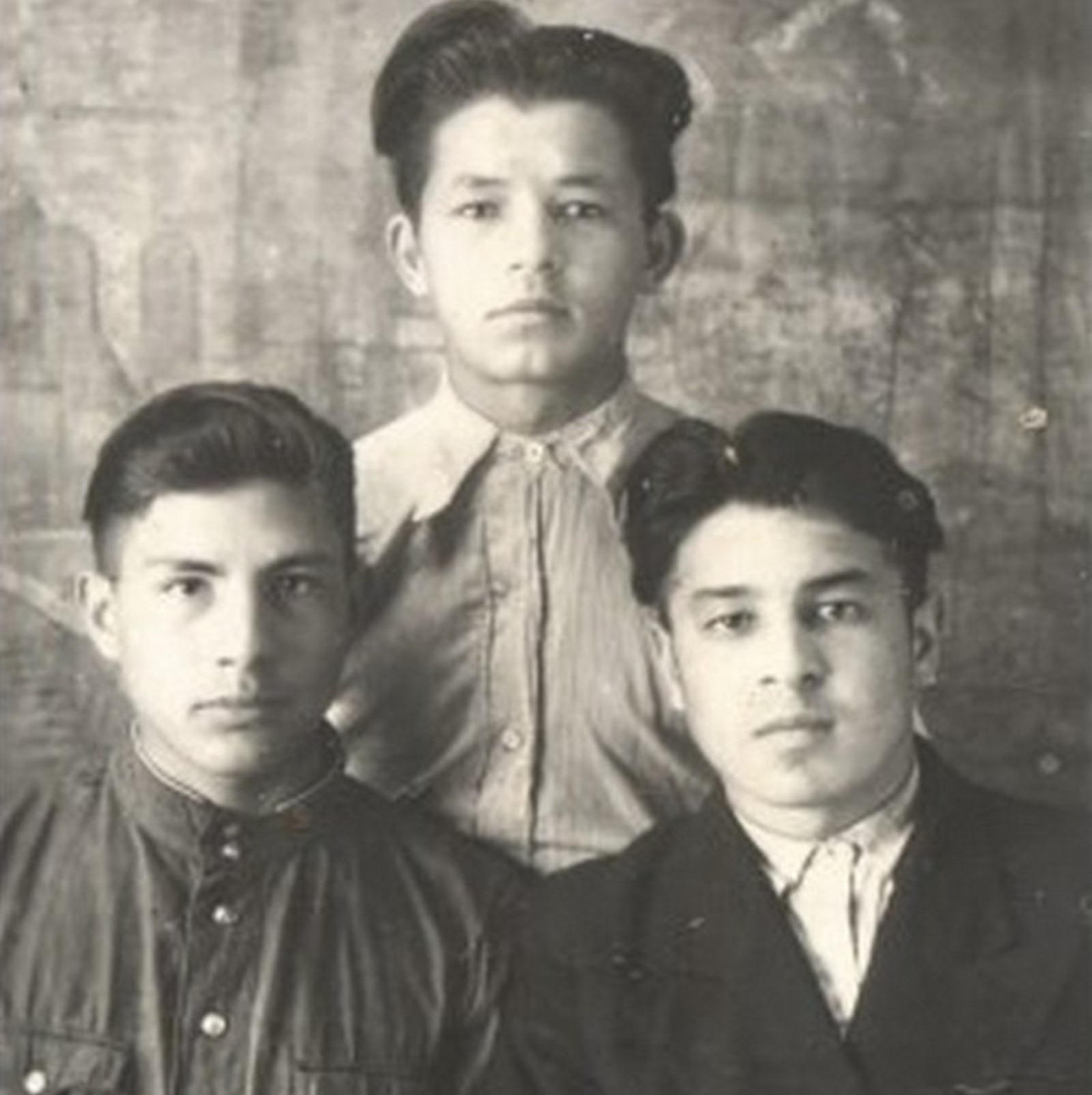 Мои школьные друзья Х. Х. Качкин, А. М. Хорунов и я. Поселок Улу-Теляк Иглинского района. 1951 г.