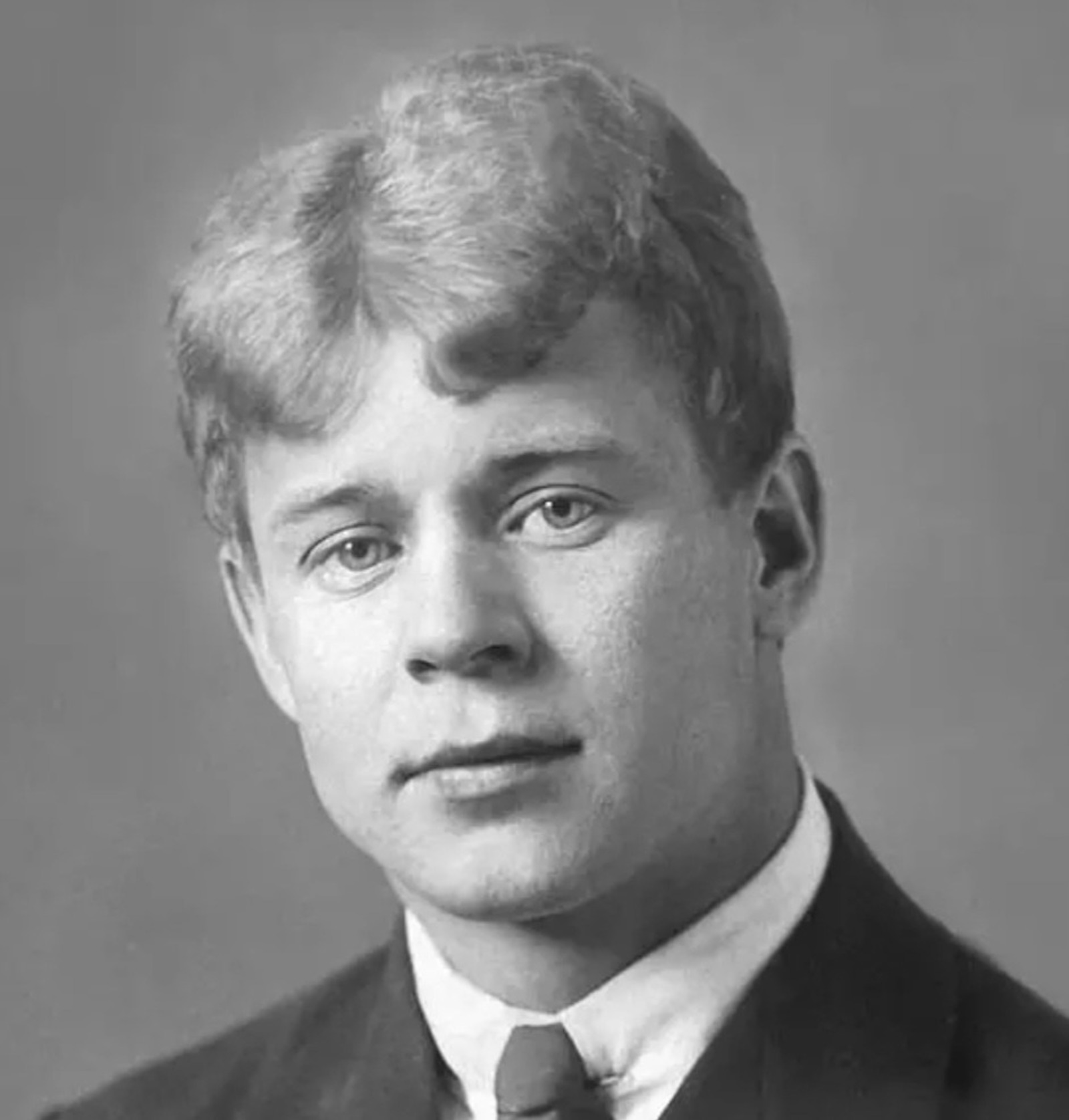 Сергей Александрович Есенин (1895-1925) - русский поэт и писатель. Одна из крупнейших личностей Серебряного века. Представитель новокрестьянской поэзии и лирики, в более позднем периоде творчества — имажинизма.