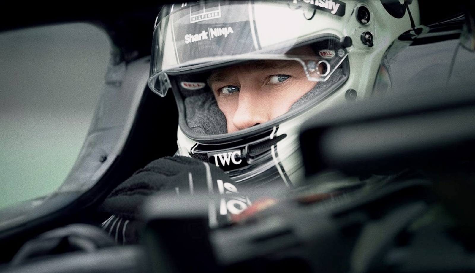 кадр из фильма  F1 (2025).