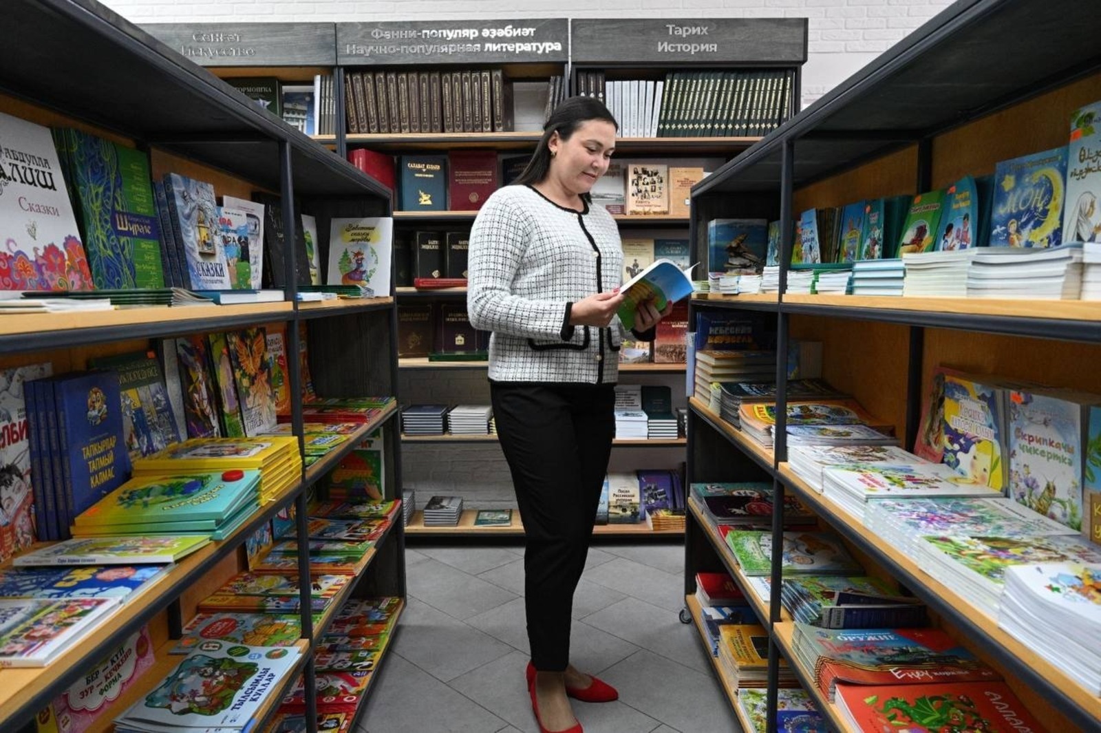 ИА «Башинформ» Полки в магазине издательства «Китап» заполнены разнообразной печатной продукцией