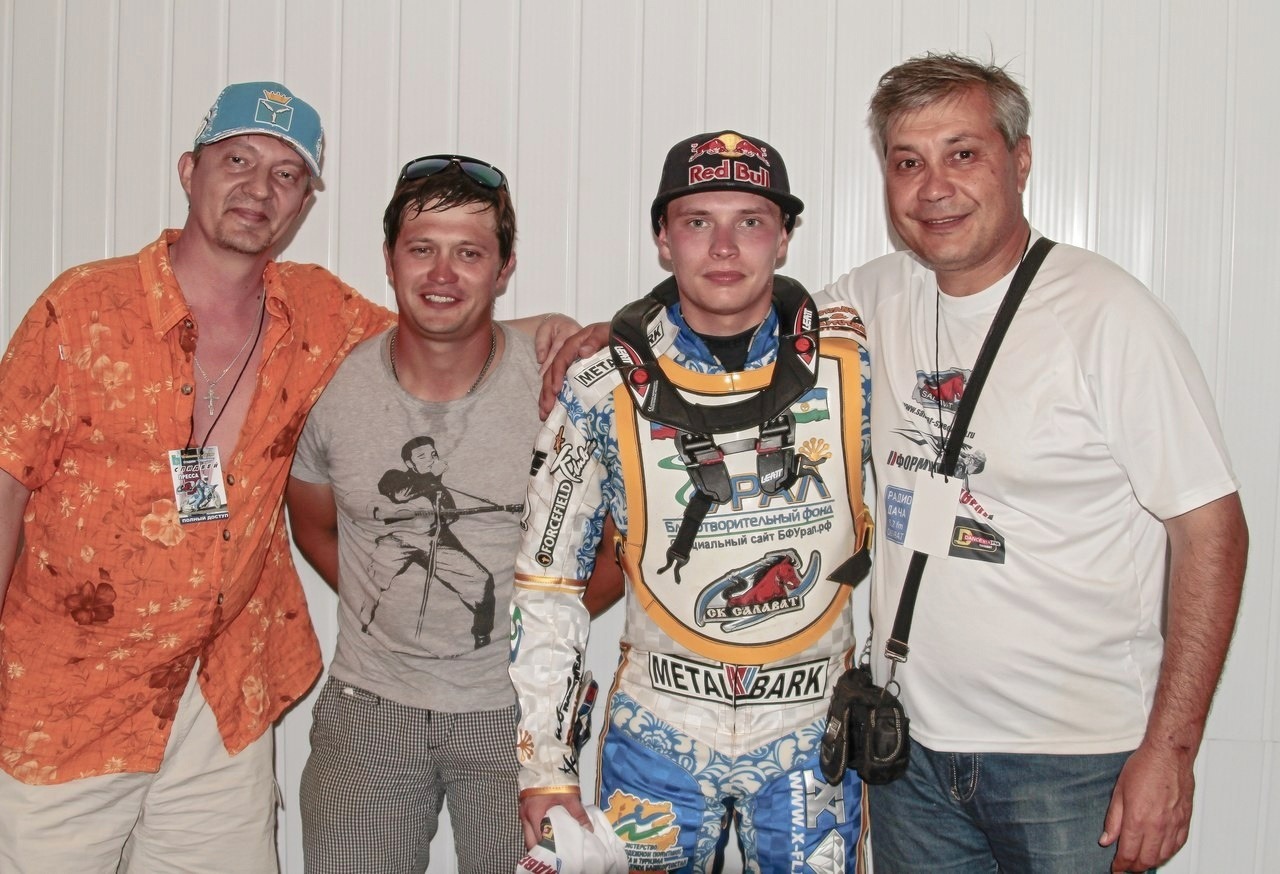 Из архива С.В. Алешковича  «Большой спидвей» (Сергей Алешкович (крайний слева), Зуфар Тухватуллин (крайний справа)) и мотогонщики