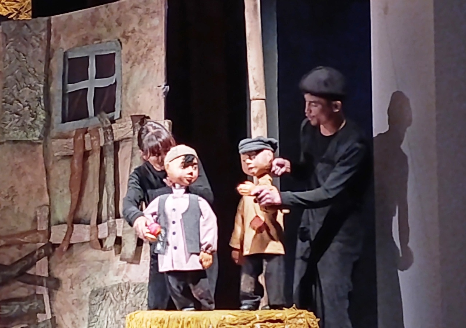 Галарина Ефремова  Сцена из спектакля «Солдатёнок» кыргызского театра кукол им. М. Жангазиева