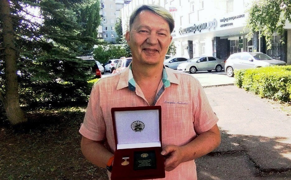 Илья Казаков  Сергей Владимирович Алешкович в день вручения звания Заслуженного работника печати и средств массовой информации РБ, г. Уфа, 17.07.2025 г.