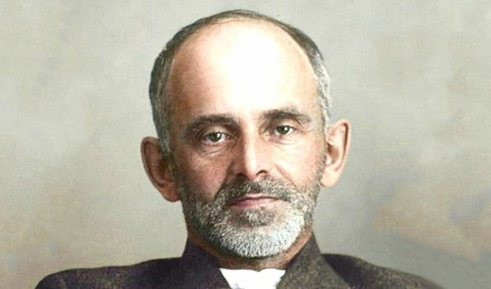 Осип Эмильевич Мандельштам (1891-1938) — русский поэт, прозаик, переводчик, эссеист, критик и литературовед. Один из крупнейших русских поэтов XX в. Жертва сталинских репрессий. Реабилитирован посмертно «за отсутствием состава преступления»