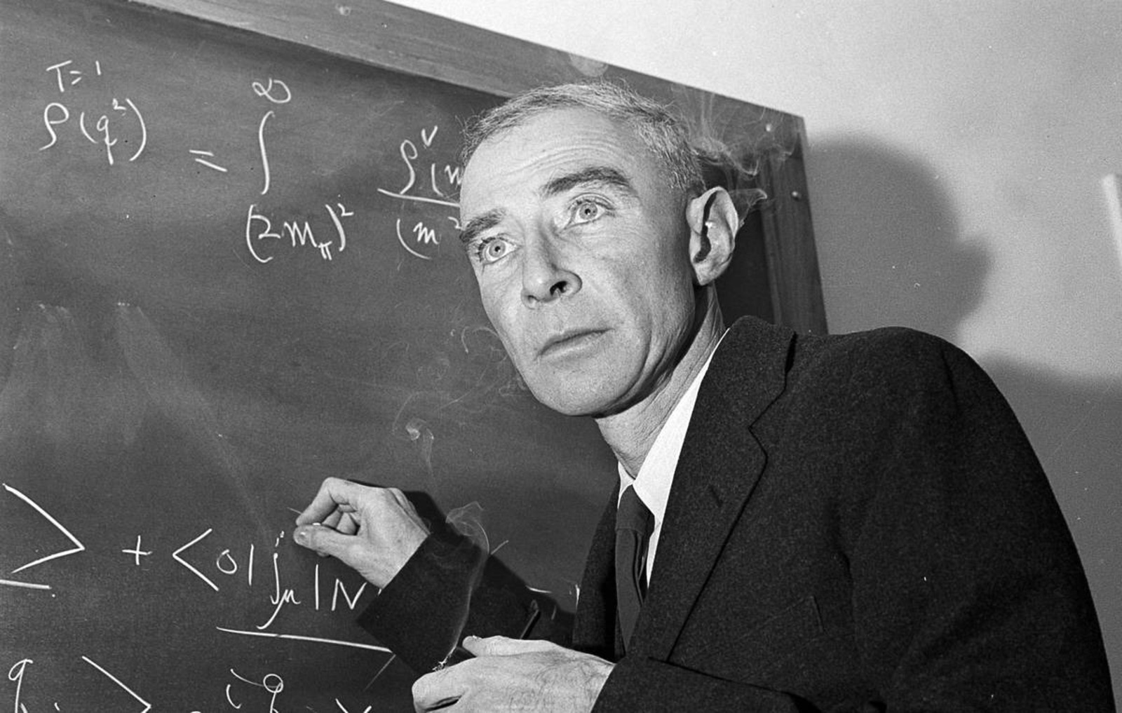 Джу́лиус Ро́берт О́ппенгеймер (Julius Robert Oppenheimer, 1904-1967) - американский физик-теоретик и физик-ядерщик, научный руководитель Манхэттенского проекта, в рамках которого в годы Второй мировой войны разрабатывались первые образцы ядерного оружия; Оппенгеймера часто называют «отцом атомной бомбы». Член Национальной академии наук США.