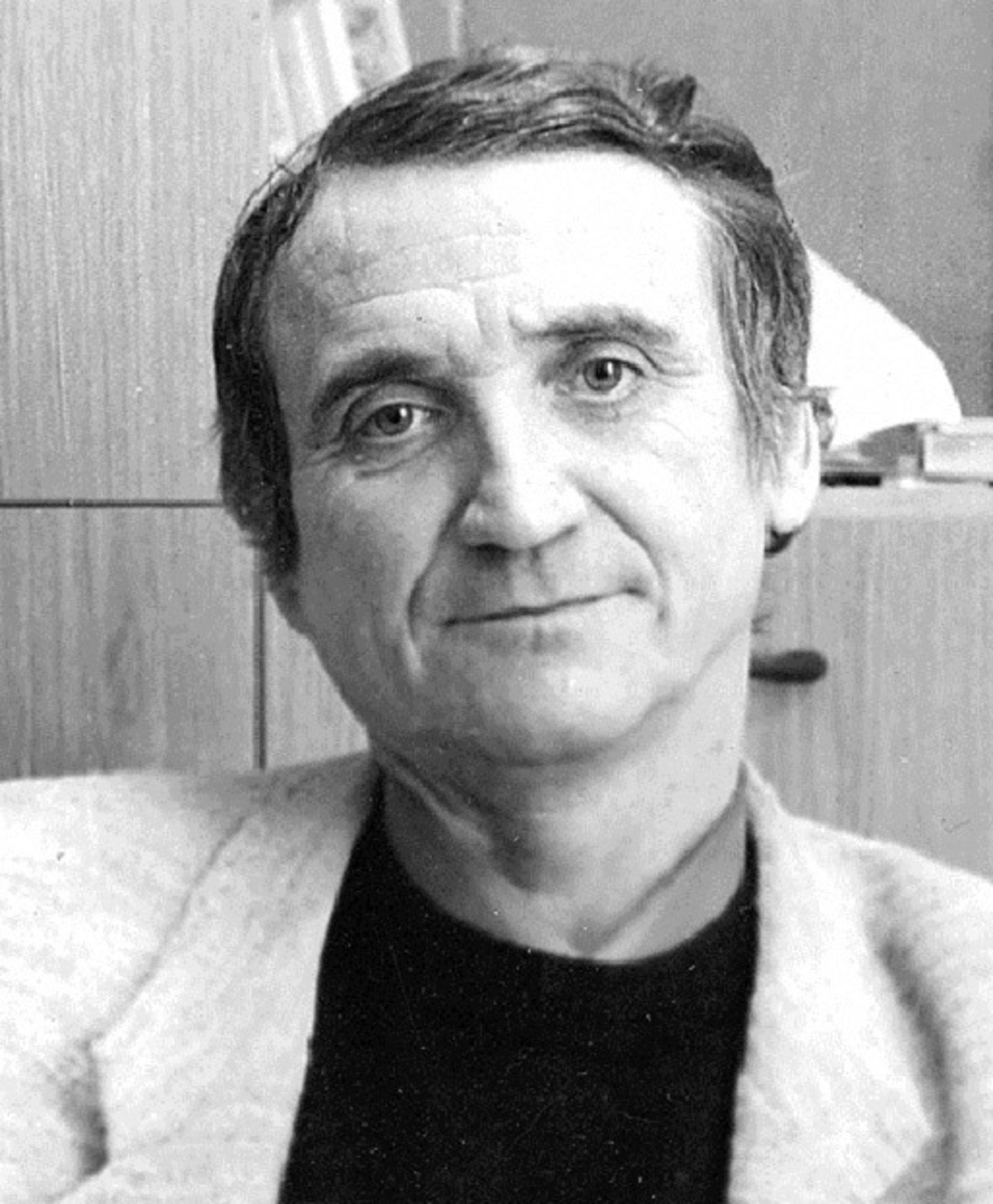 Станислав Петрович Шалухин (1952-2002) — поэт, музыкант, журналист, переводчик. Член Союза писателей РБ.