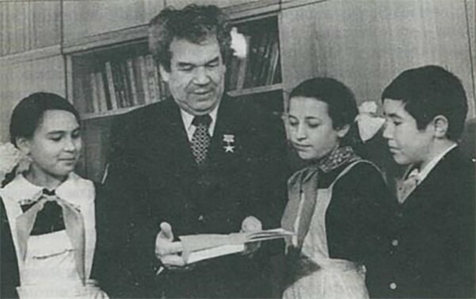 Мустай Карим (20 октября 1919 — 21 сентября 2005) — башкирский поэт, писатель и драматург.