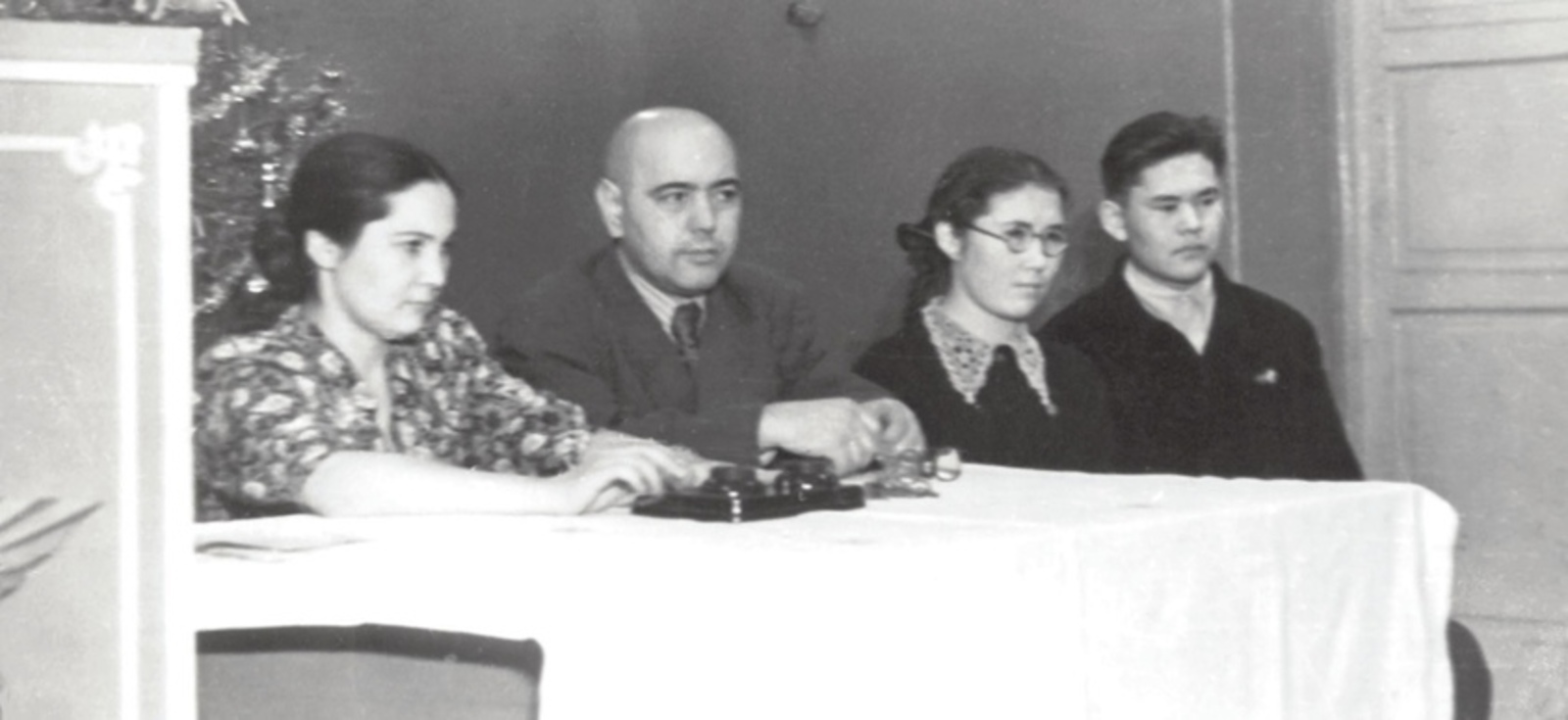 Первый директор школы­интерната № 1 И. М. Гафаров с выпускниками школы 1957/58 учебного года. Уфа, 1958 г.