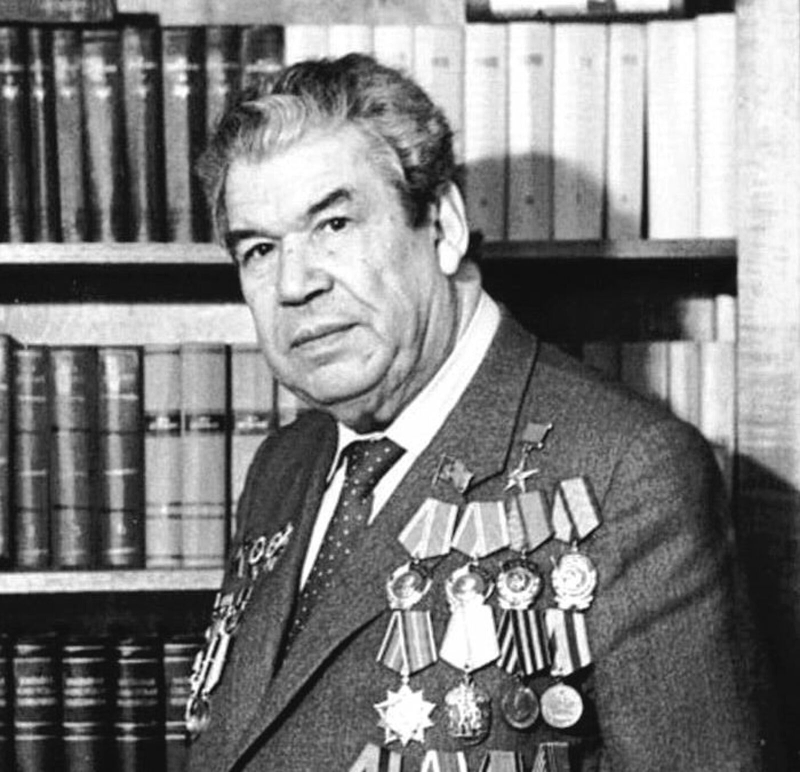 Мустай Карим (20 октября 1919 — 21 сентября 2005) — башкирский поэт, писатель и драматург. Герой Социалистического Труда (1979), заслуженный деятель искусств РСФСР (1982), народный поэт Башкирской АССР (1963), лауреат Ленинской премии (1984), Государственной премии СССР (1972), Государственной премии РСФСР им. К. С. Станиславского (1967) и премии им. Салавата Юлаева (1967). Кавалер двух орденов Ленина (1967, 1979). Член Союза писателей СССР с 1940 года. Участник Великой Отечественной войны.