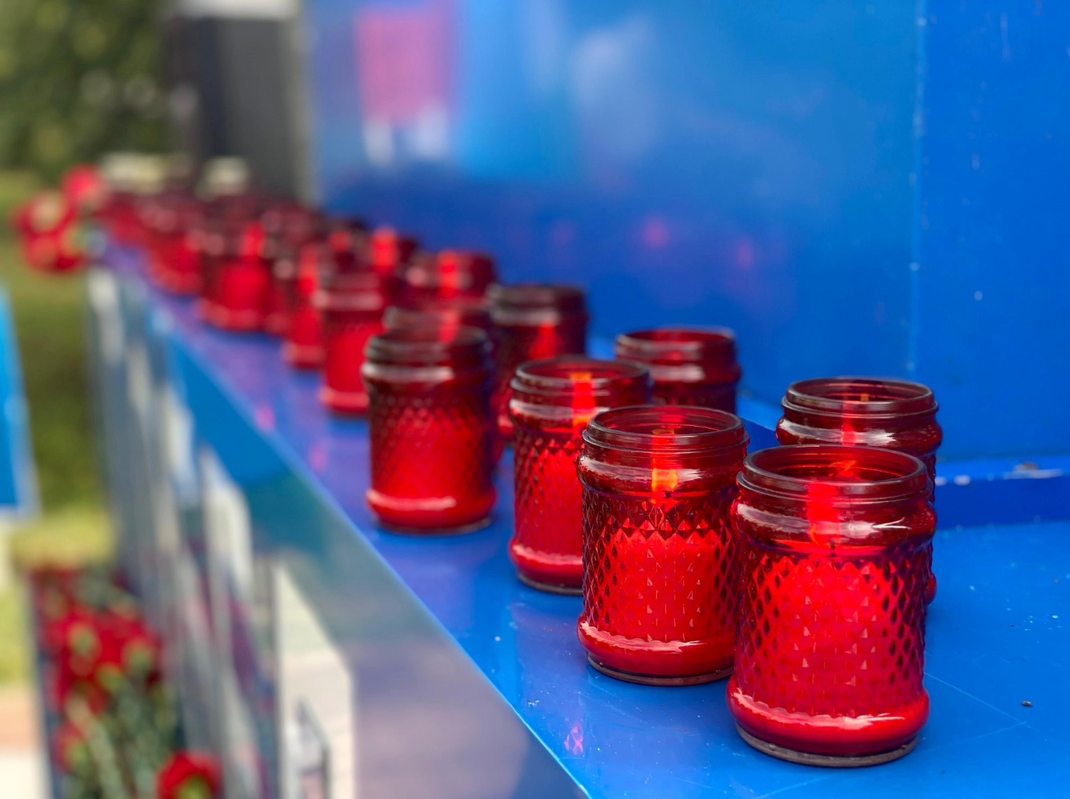 Свечи и цветы в уфимском сквере Юнармейцев у стелы «Победа»