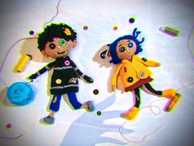 Вязаные куклы по мотивам мультфильма «Коралина в Стране кошмаров». Шерсть, нитки, пуговицы. Автор: Оксана Кузьмина