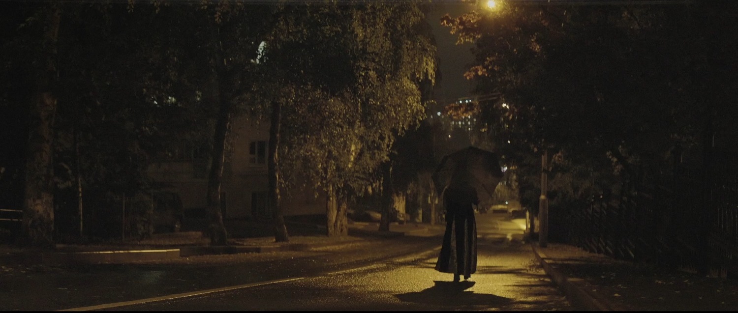 Кадры из фильма "Туда, где горят фонари", реж. Анастасия Тински