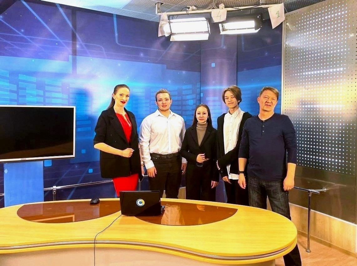 В студии телекомпании «САЛАВАТ». Именно здесь идёт запись программы «Итоги недели» и различных интервью.