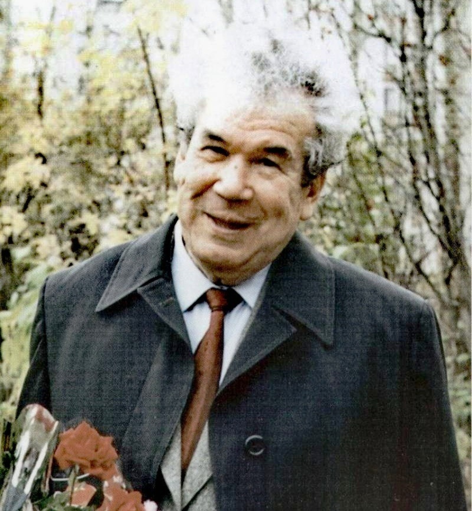 Мустай Карим (1919 - 2005) — башкирский поэт, писатель и драматург. Заслуженный деятель искусств РСФСР (1982), народный поэт Башкирской АССР (1963). Член Союза писателей СССР. Участник Великой Отечественной войны.