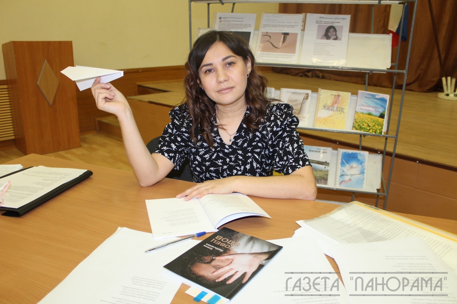 Газета "Панорама"  Алена Кайбышева на презентации книги «Ловец слов».