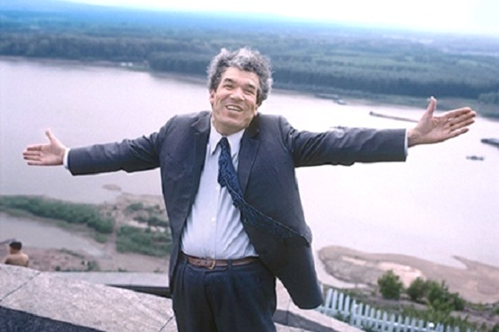 Мустай Карим (20 октября 1919 — 21 сентября 2005) — башкирский поэт, писатель и драматург. Герой Социалистического Труда (1979), заслуженный деятель искусств РСФСР (1982), народный поэт Башкирской АССР (1963).