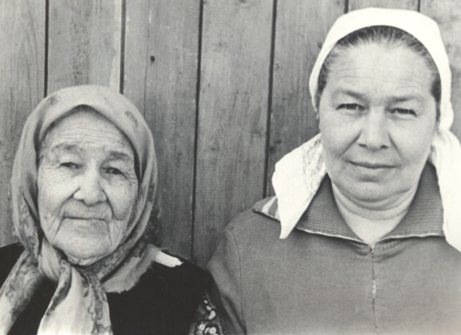 Мама с моей сестрой Нажией. Поселок Улу-Теляк Иглинского района. 1980 г.