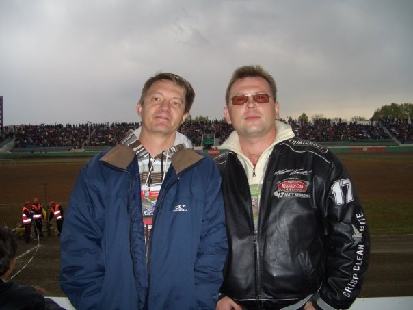 Сергей Алешкович (слева), Сергей Ладик (справа) — ведущий телепередач, автор телевизионных программ студии «ПИРС» с 1995 по 1997 гг.