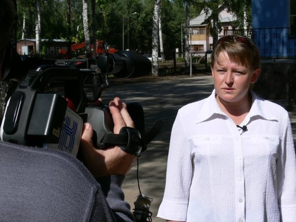 Виктория Дзень — известная телеведущая, корреспондент студии «ПИРС»  с 1995 по 1997.