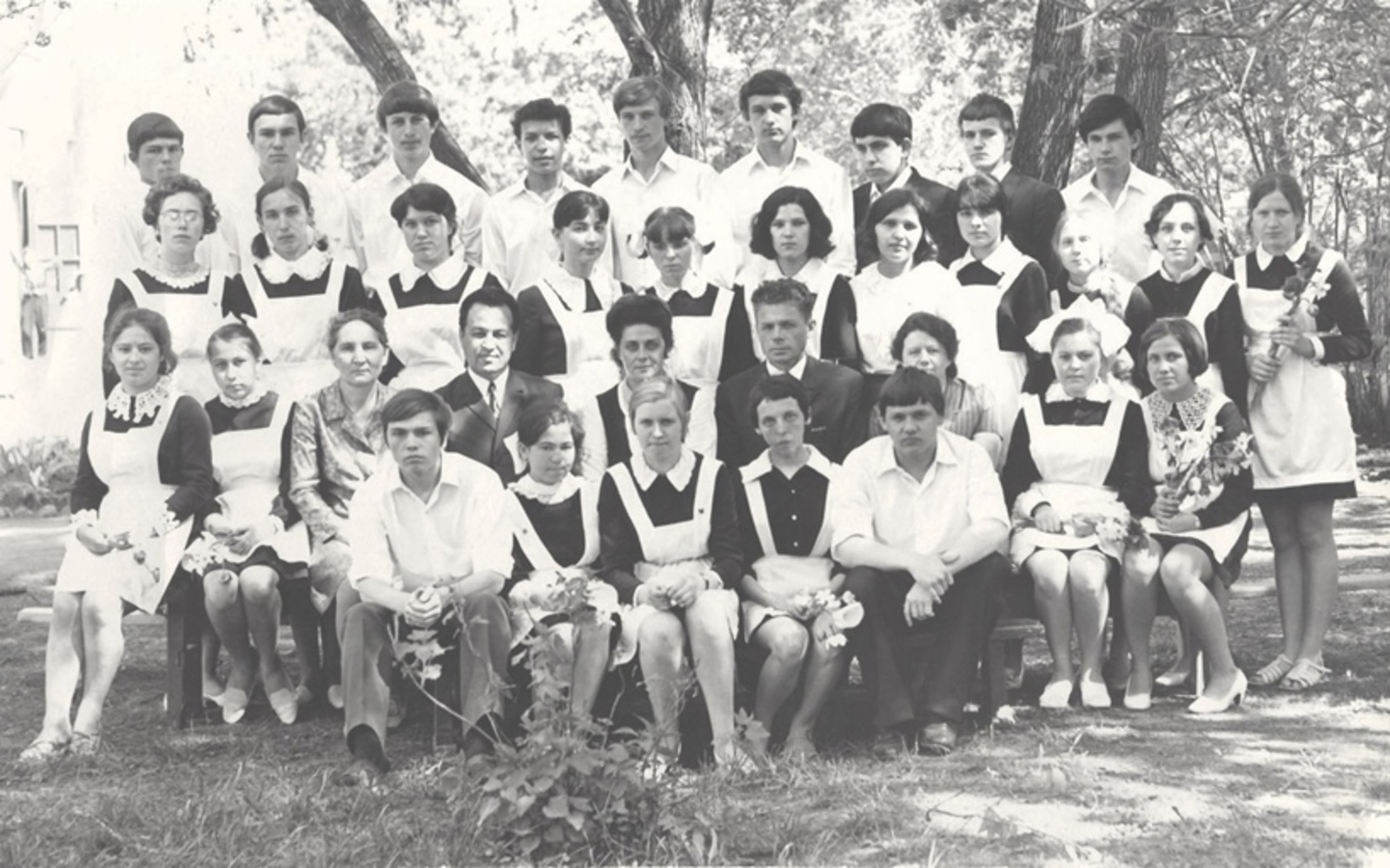 Выпуск 1965/66 учебного года школы- интерната № 1. Фотография сделана во дворе школы. Уфа, 1966 г.