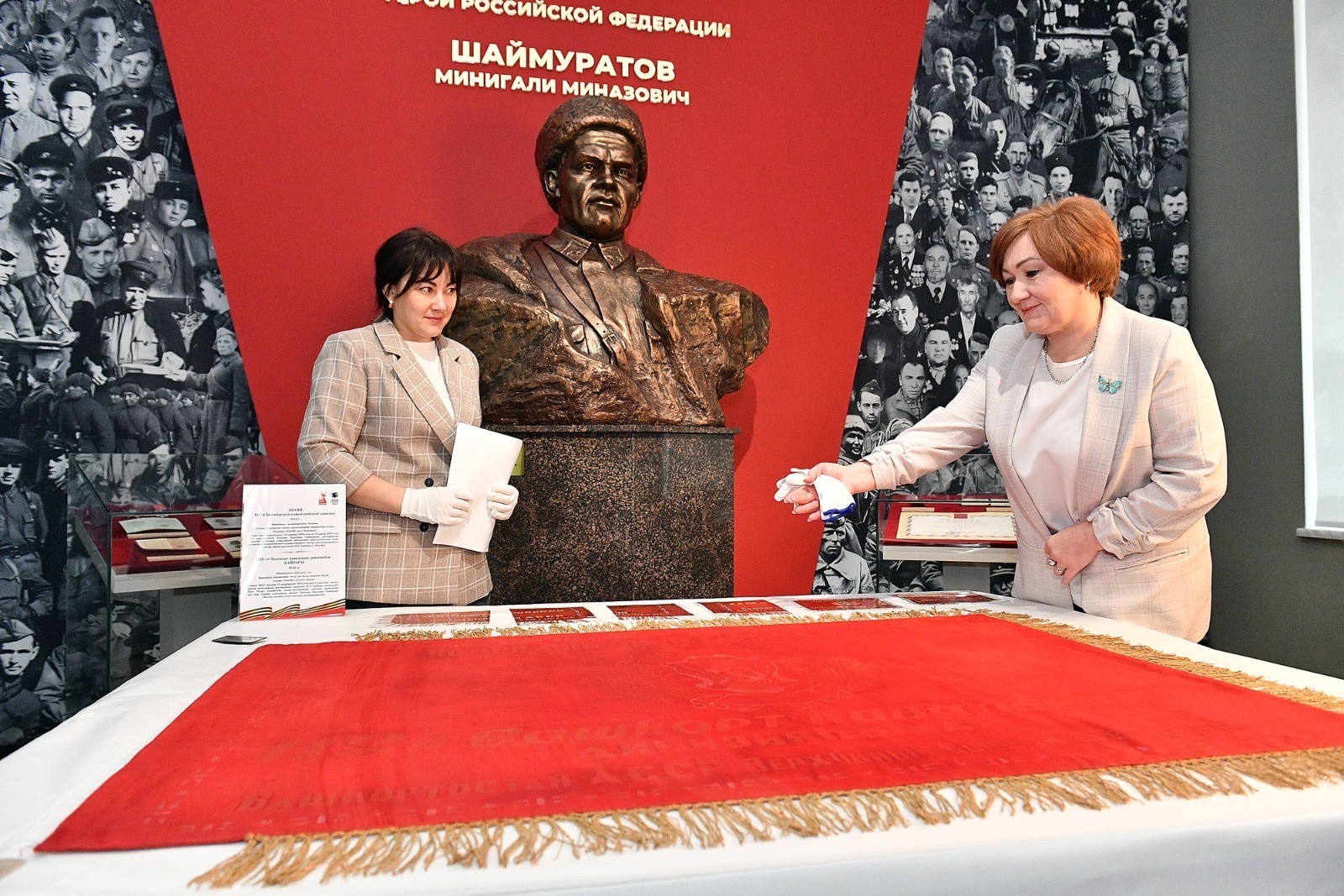 Альберт ЗАГИРОВ  Следы истории на обновленном знамени сохранены.