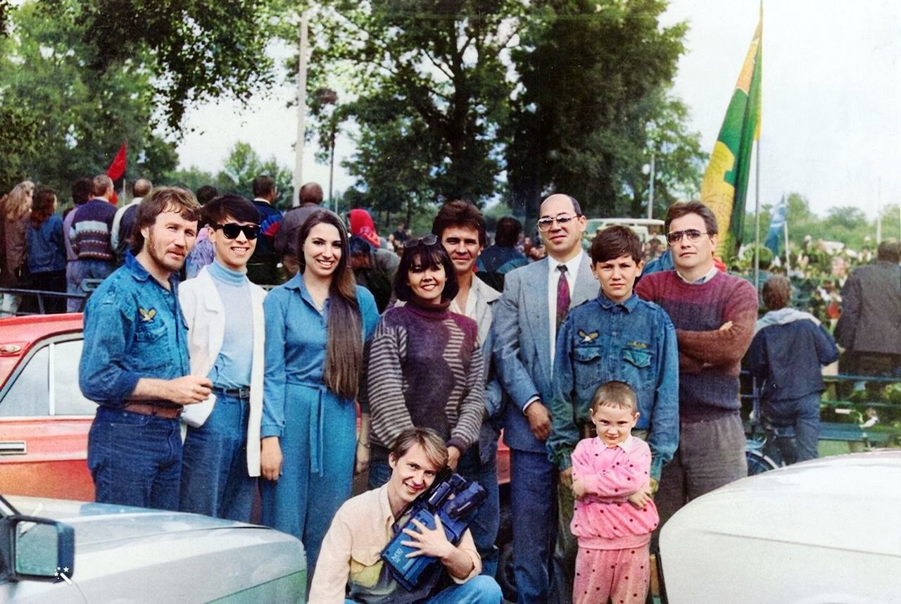 Съёмочная бригада телекомпании «Галстрир-ТВ», г. Салават, 1993 г. (Сергей Алешкович - сидит в обнимку с камерой. Сразу за ним стоит Чулпан Сафиева).