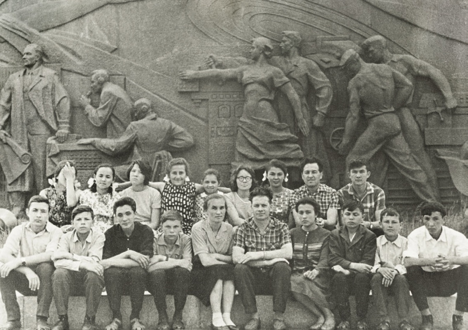 Учащиеся школы- интерната, участники похода по местам боевой славы 112-й Башкирской кавалерийской дивизии (руководитель учитель истории школы- интерната № 1 М. М. Хафизов) в Москва. Фотография сделана на ВДНХ, июнь 1965 г.