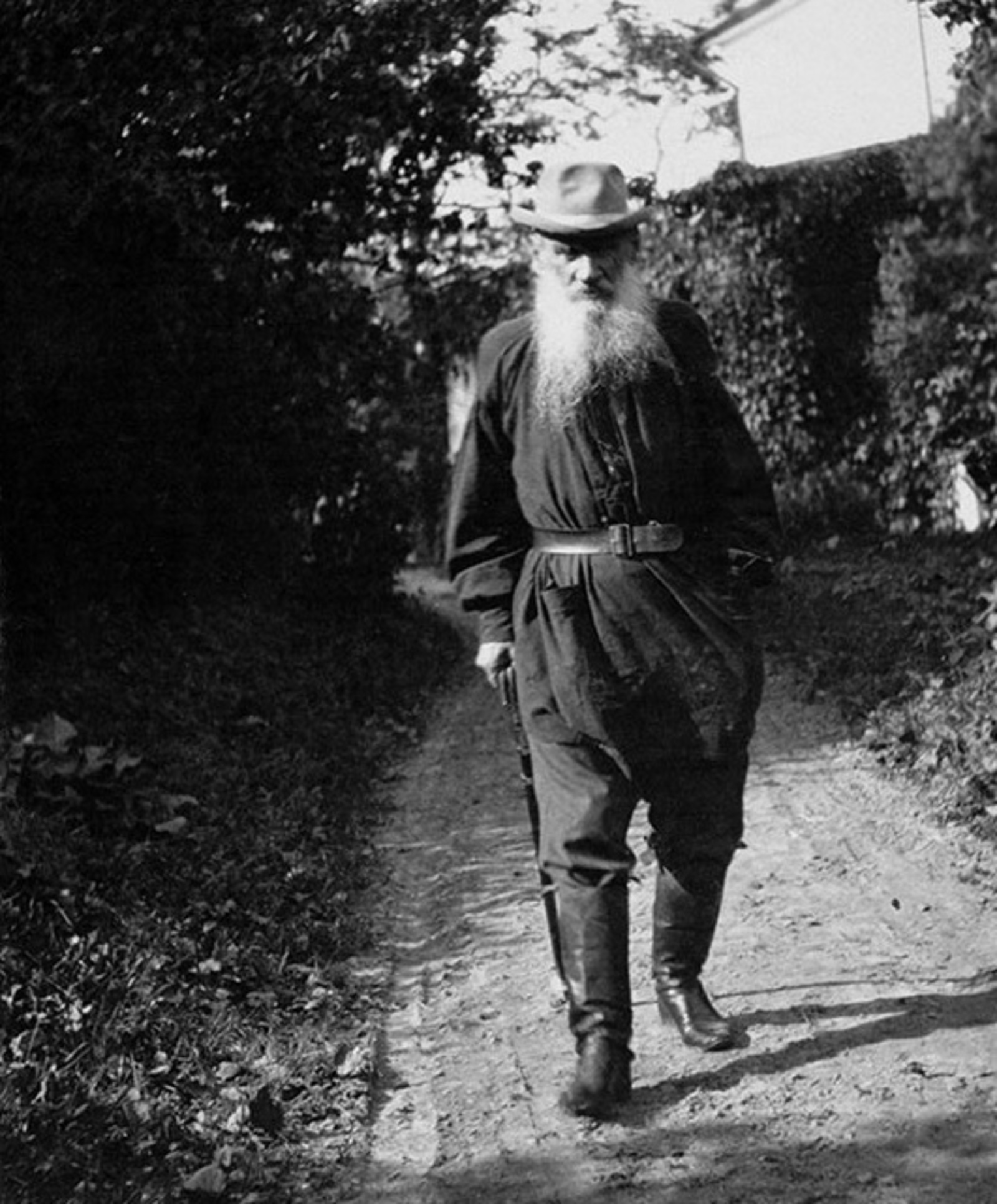 Фото: Лев Толстой идет от дома по аллее «Прешпект». 1901 г. Автор: Александра Толстая
