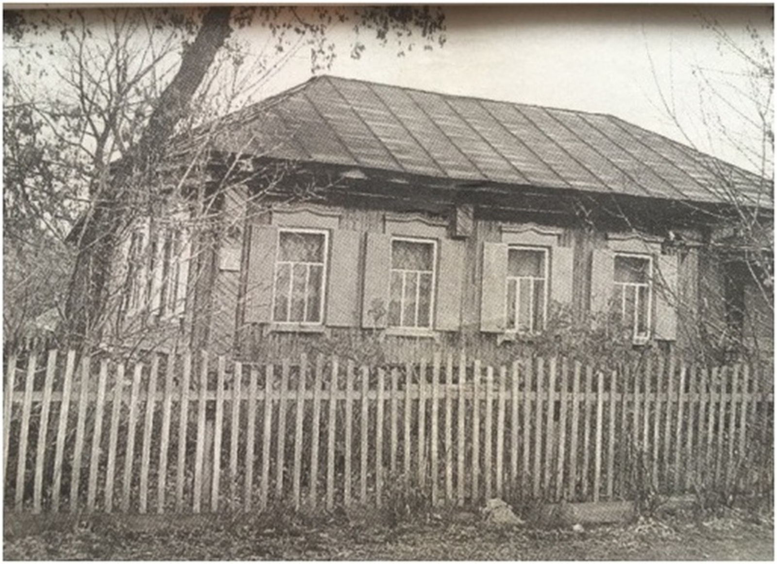 Родной дом поэта (Фото из газеты «Истоки», № 46, 2012 г.)