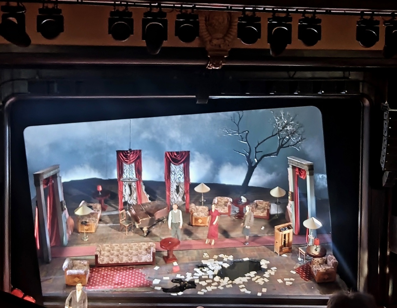 Сцена театральной постановки «Идиот» Владиславса Наставшевса (театр Вахтангова). Фото автора.