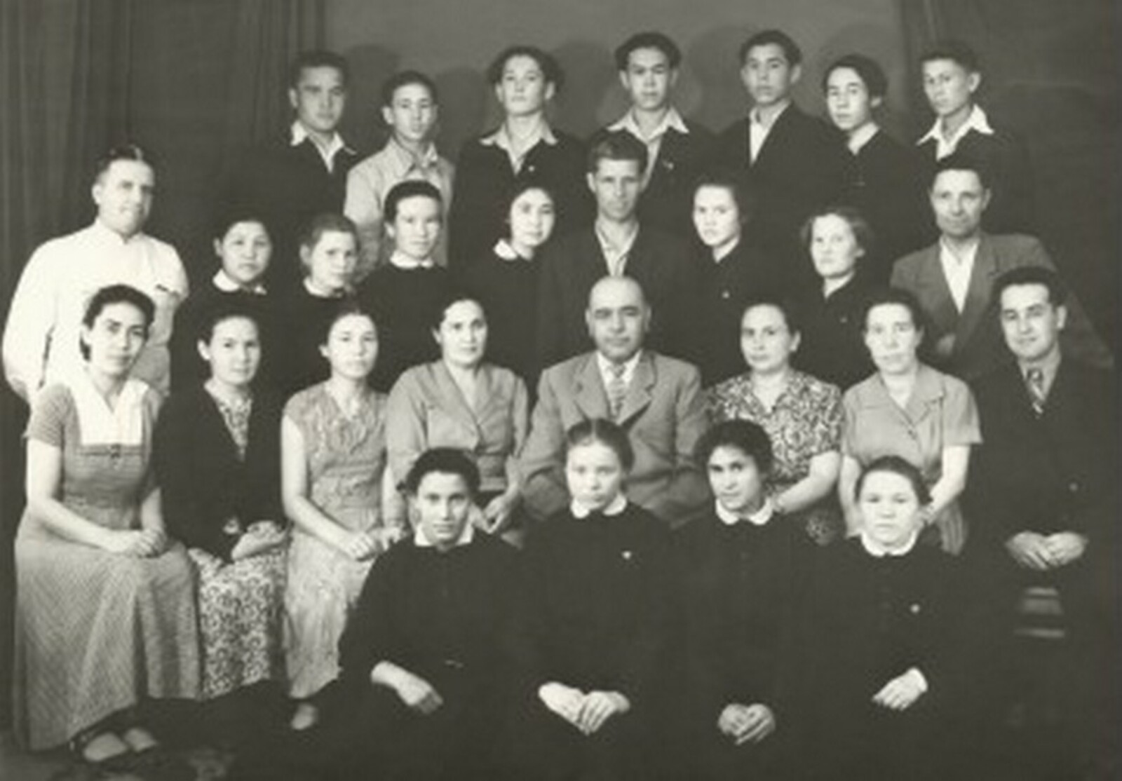 Учителя школы-интерната № 1 с выпускниками. Уфа, 1958 г.