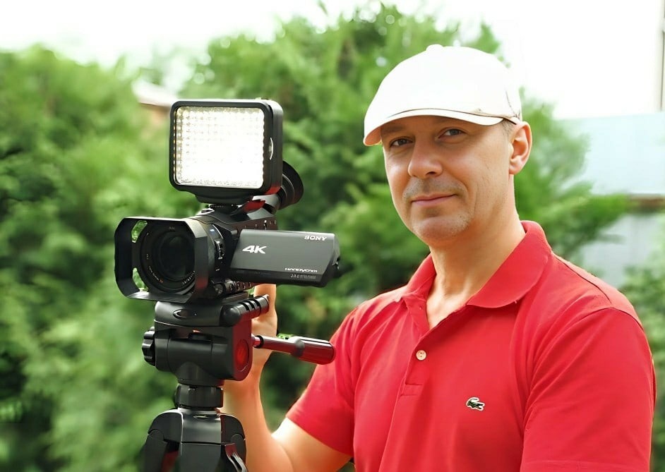 Олег Розанов — видеооператор, видеограф. Стоял у истоков создания и развития телевидения в городе Салавате.