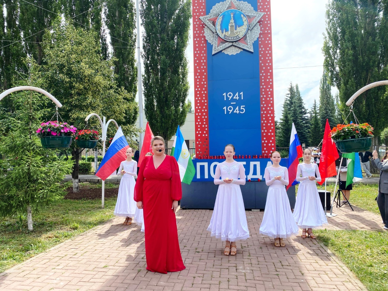 Ляйсан Саратова и ансамбль бального танца «Феникс»