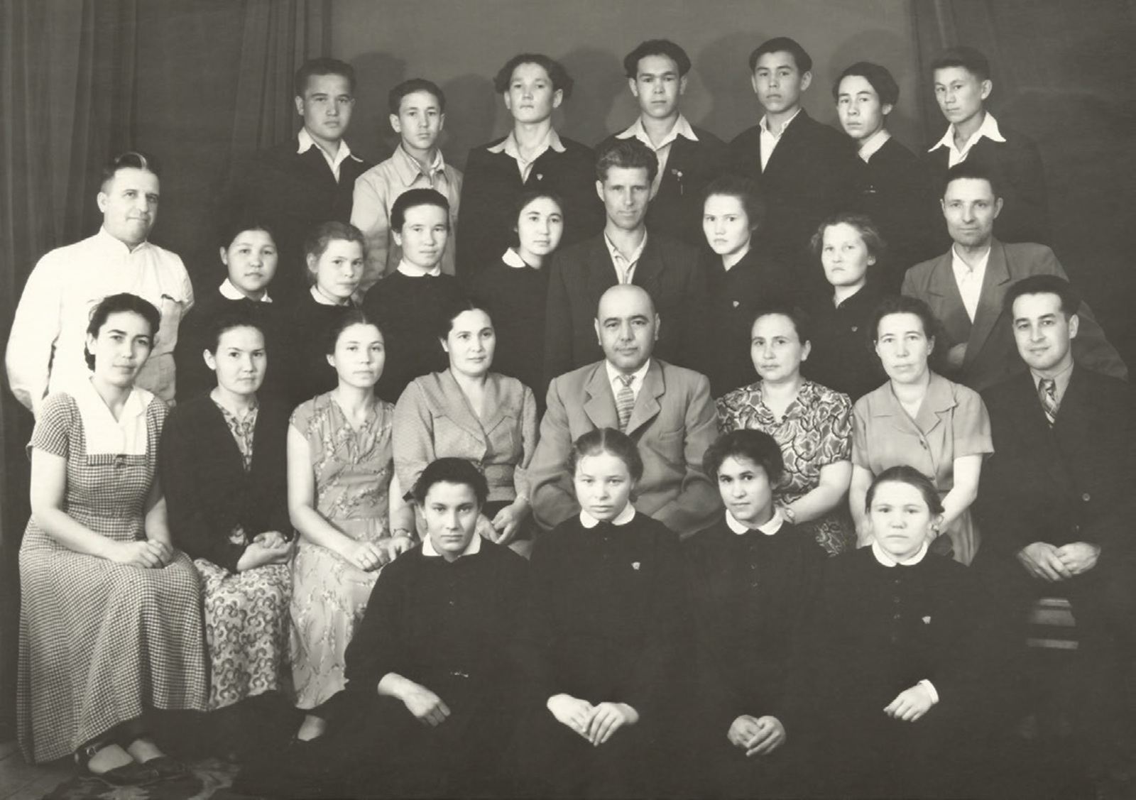 Учителя школы- интерната № 1 с выпускниками. Уфа, 1958 г.