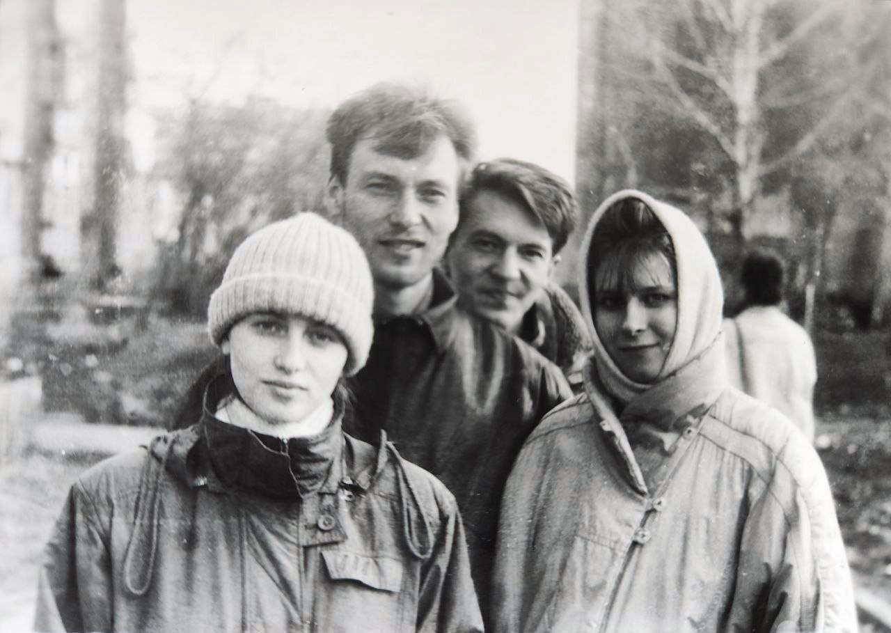 Сергей Алешкович (в центре, выглядывает из-за плеча)