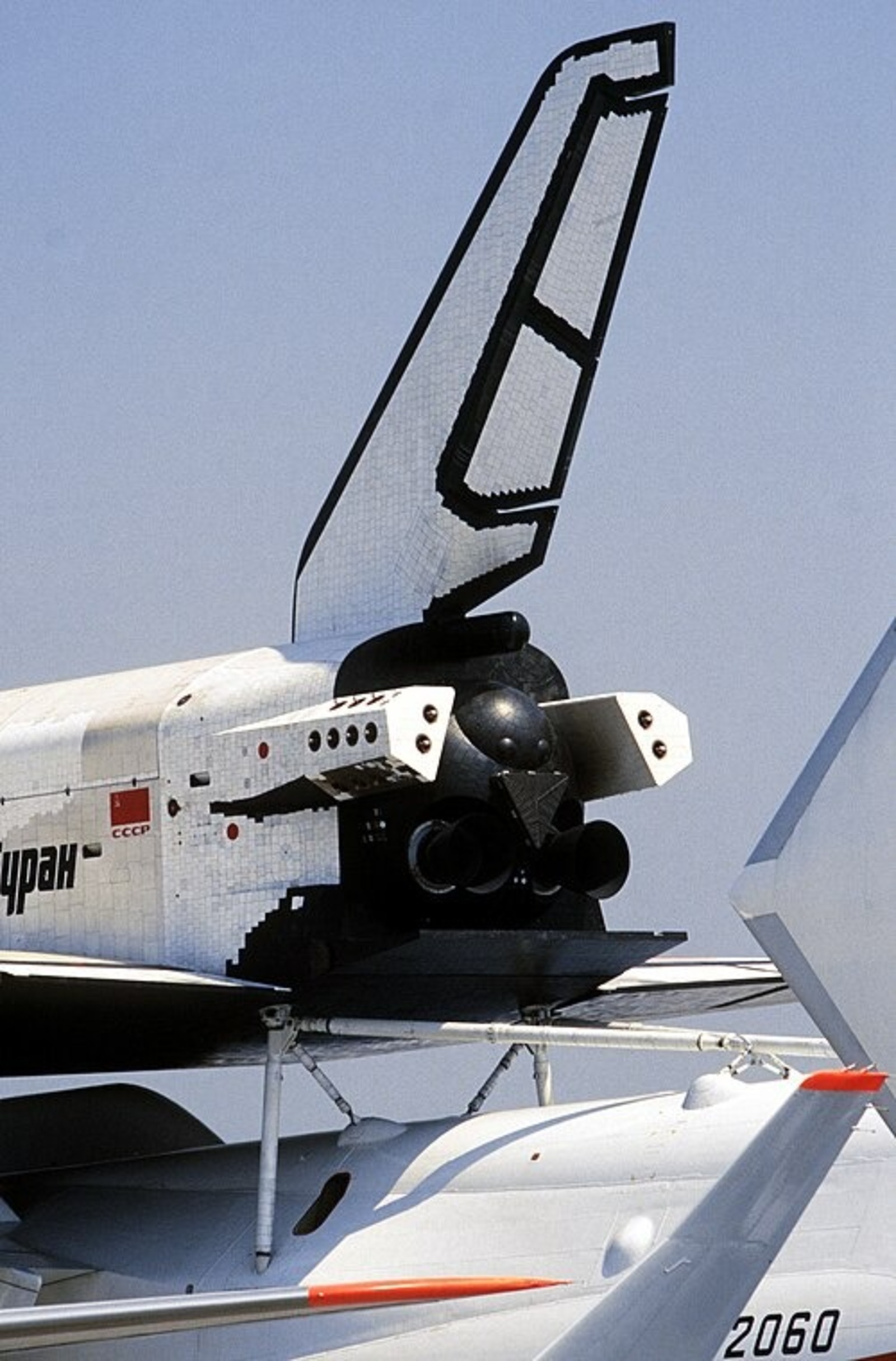 MASTER SGT. DAVE CASEY.  Общественное достояние. A partial rear view of the Soviet space shuttle Buran atop an An-225 Mechta aircraft, on display at the 38th Paris International Air and Space at Le Bourget Airfield/ Википедия