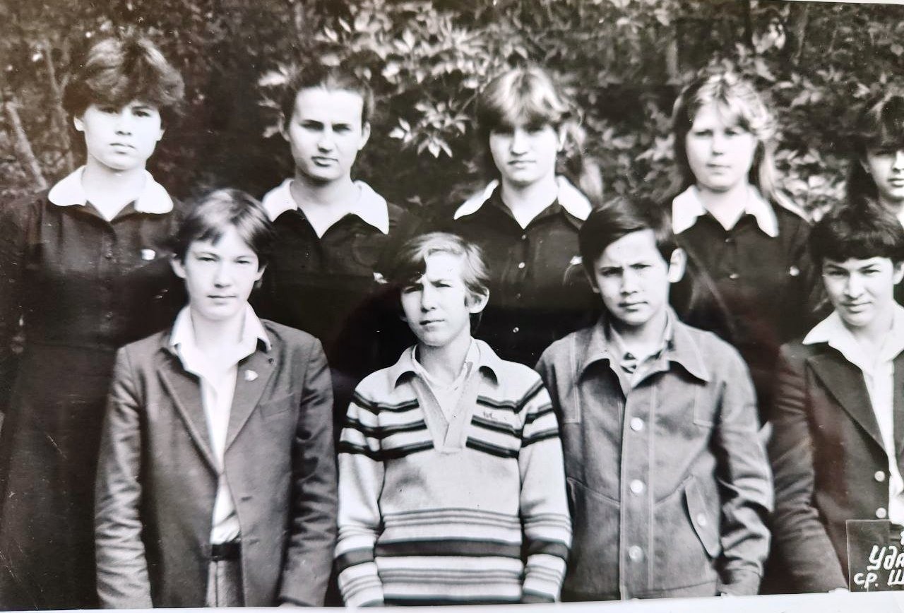 Сергей Алешкович (нижний ряд крайний слева)