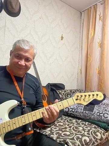 Зуфар Тухватуллин — видеоператор, видеорежиссёр, продюсер, автор передач. Стоял у истоков создания и развития телевидения в городе Салавате.