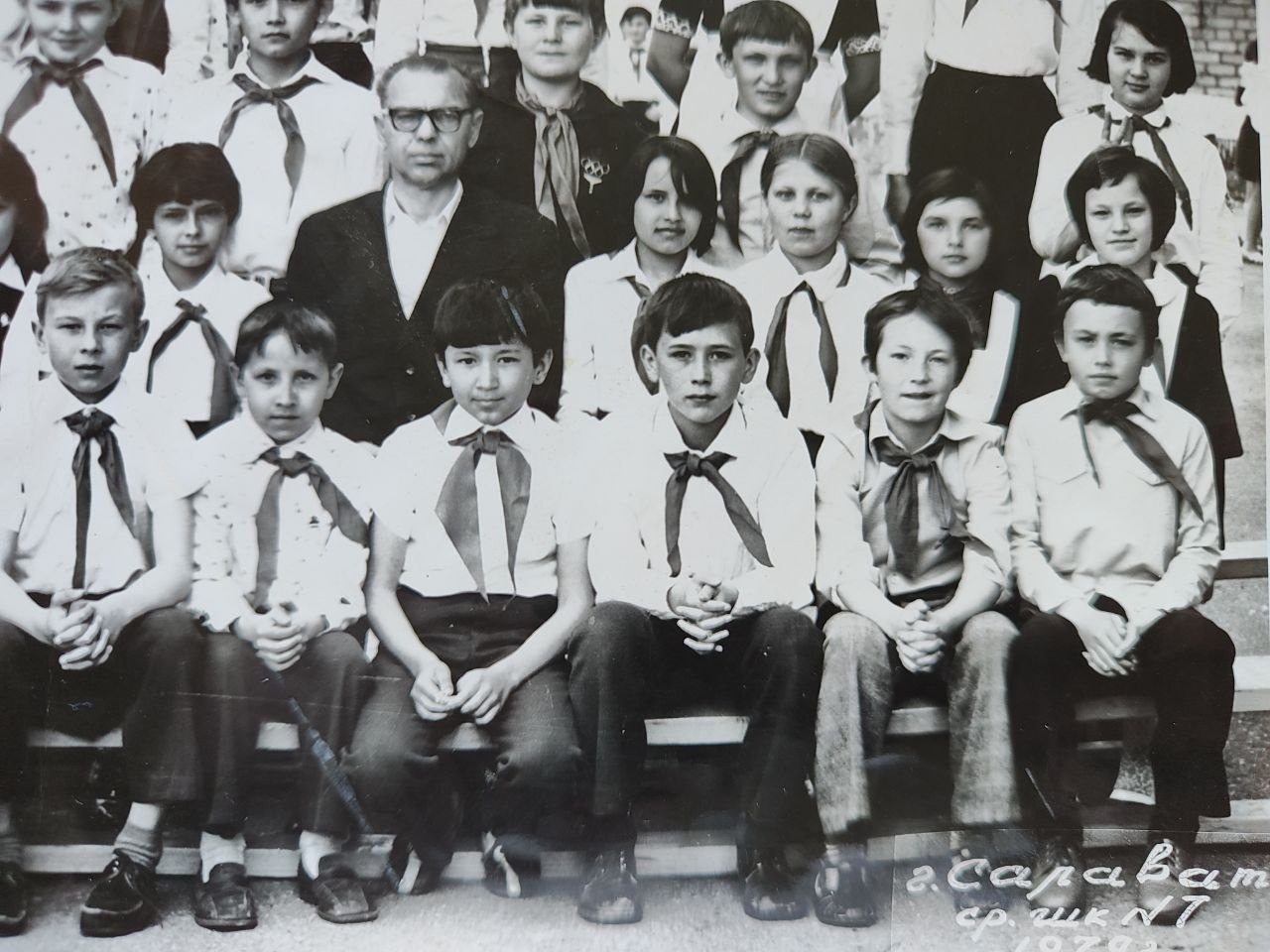 Сергей Алешкович (нижний ряд, второй справа)