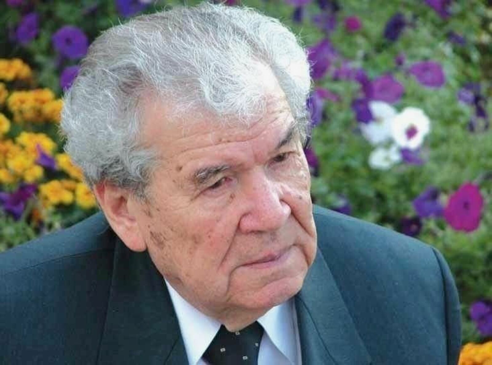 Мустай Карим (1919 - 2005) — башкирский поэт, писатель и драматург. Заслуженный деятель искусств РСФСР (1982), народный поэт Башкирской АССР (1963). Член Союза писателей СССР. Участник Великой Отечественной войны.