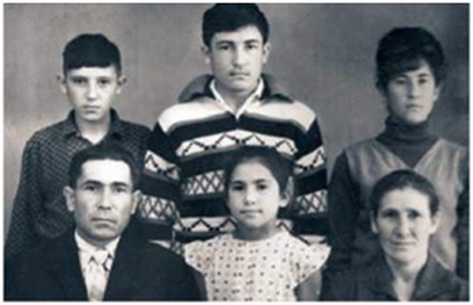 Наша семья в 1964 году: папа, Саима, мама, Равиль, я, Салима