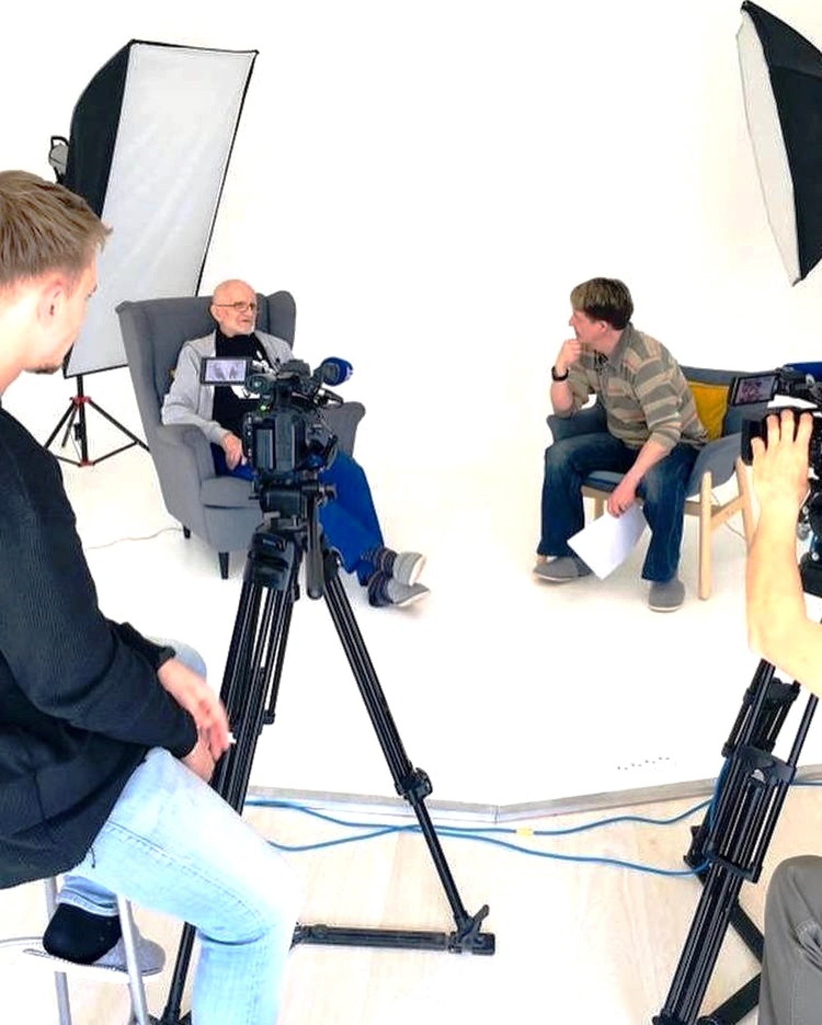 из архива С.В. Алешковича Сергей Алешкович (на кресле справа) за работой.