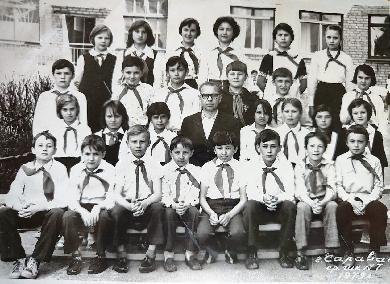 Сергей Алешкович (нижний ряд, второй справа)