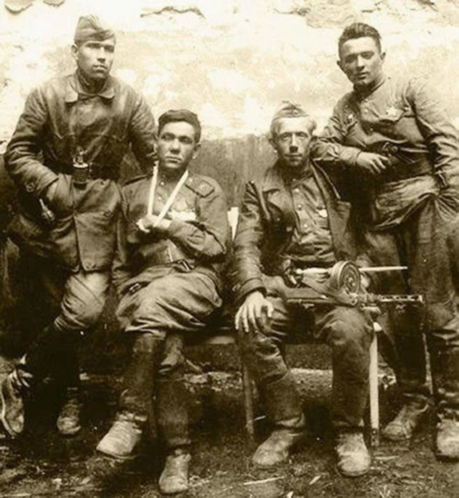 Бойцы группы капитана В. Н. Макова. Слева направо: сержанты М. П. Минин, Г. К. Загитов, А. П. Бобров, А. Ф. Лисименко.