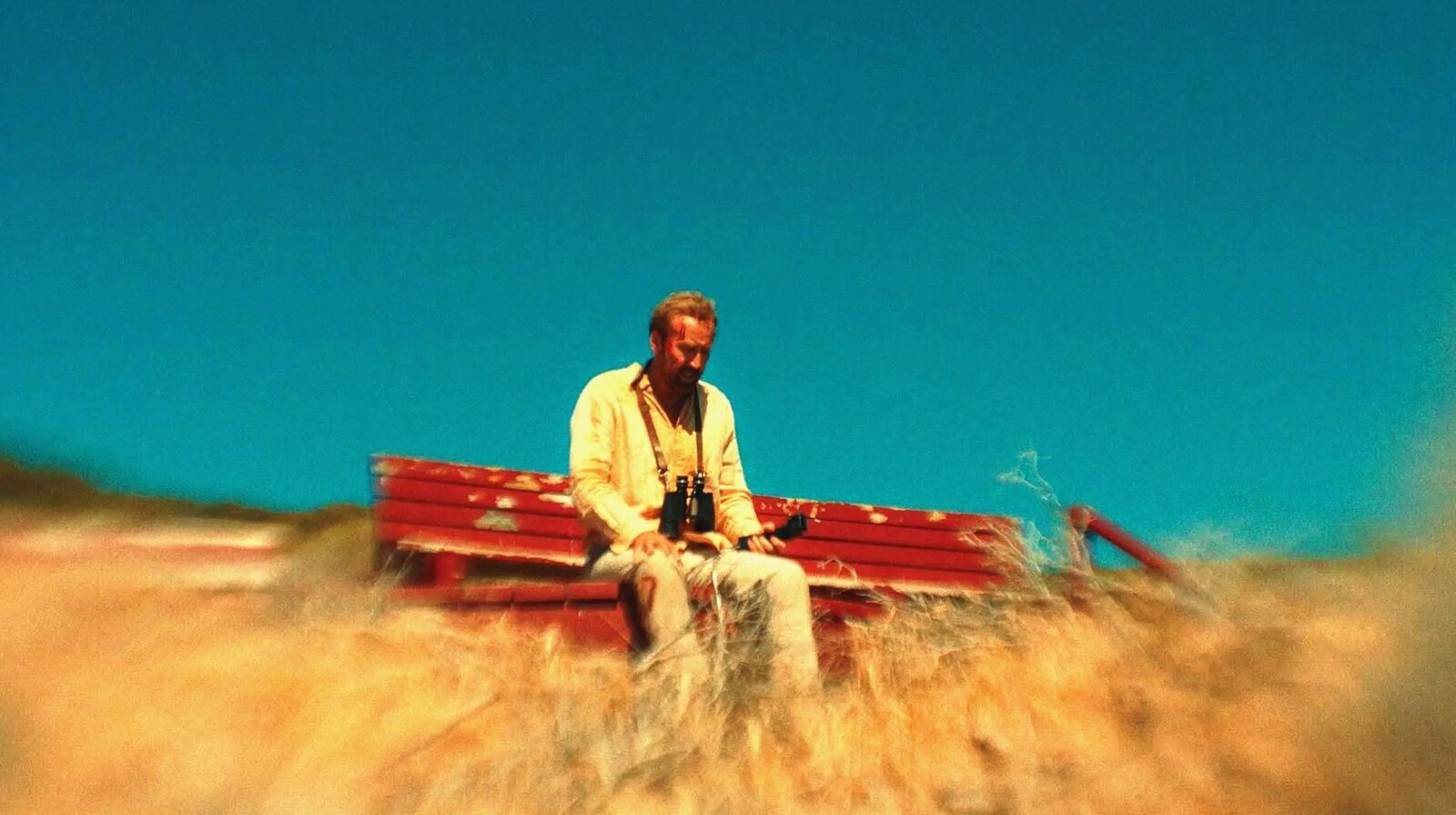 Кадр из фильма «Сёрфер», The Surfer (2024).