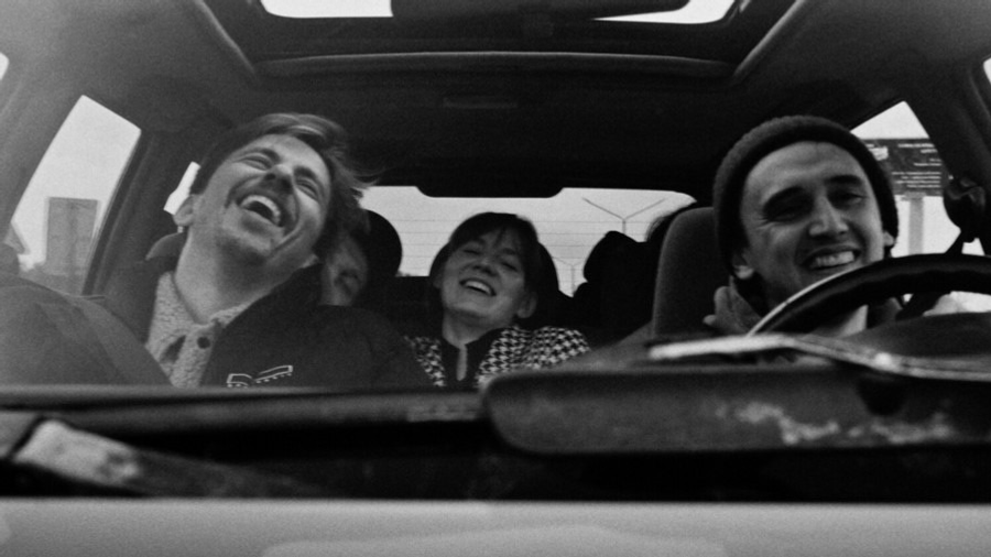 Кадр из фильма «Картины дружеских связей» (2025). Драма, комедия. Реж.: Софья Райзман. 18+