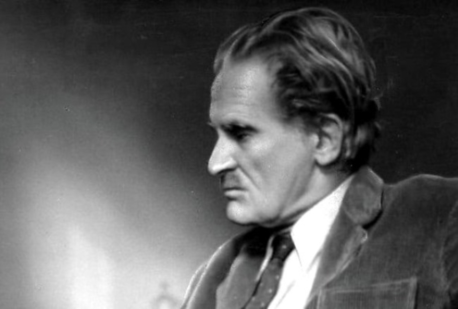 Юрий Карлович Олеша (1899 - 1960) — русский советский писатель, киносценарист, поэт и драматург, журналист.